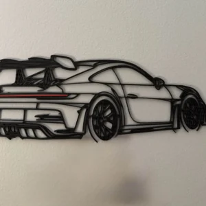 Silueta mural negra de auto deportivo fabricada mediante impresión 3D