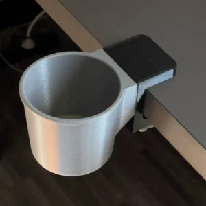 Portavasos gris impreso en 3D sujeto al borde de un escritorio mediante abrazadera