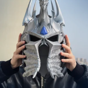 Casco de fantasía oscura impreso en 3D con diseño inspirado en un rey helado, en color plata con detalle azul frontal