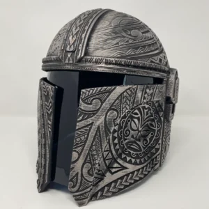 Casco Mandaloriano impreso en 3D con visor negro, acabado metálico envejecido y grabados tribales