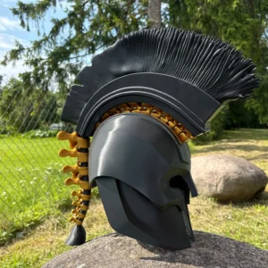 Casco griego de Agamenón impreso en 3D en color negro con detalles dorados y gran cresta superior