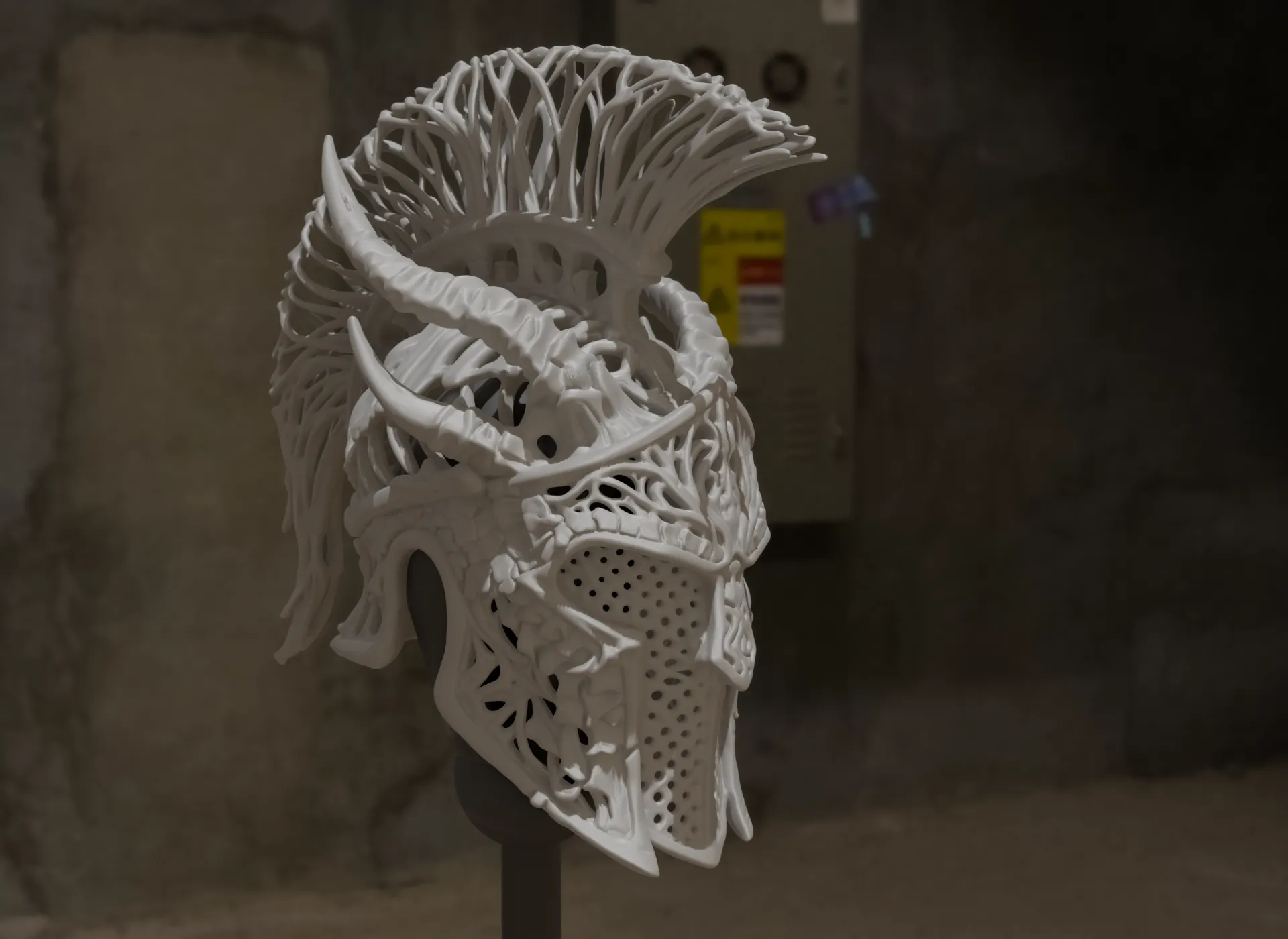 Casco de fantasía oscura impreso en 3D con grandes cuernos y estructura orgánica calada en color blanco